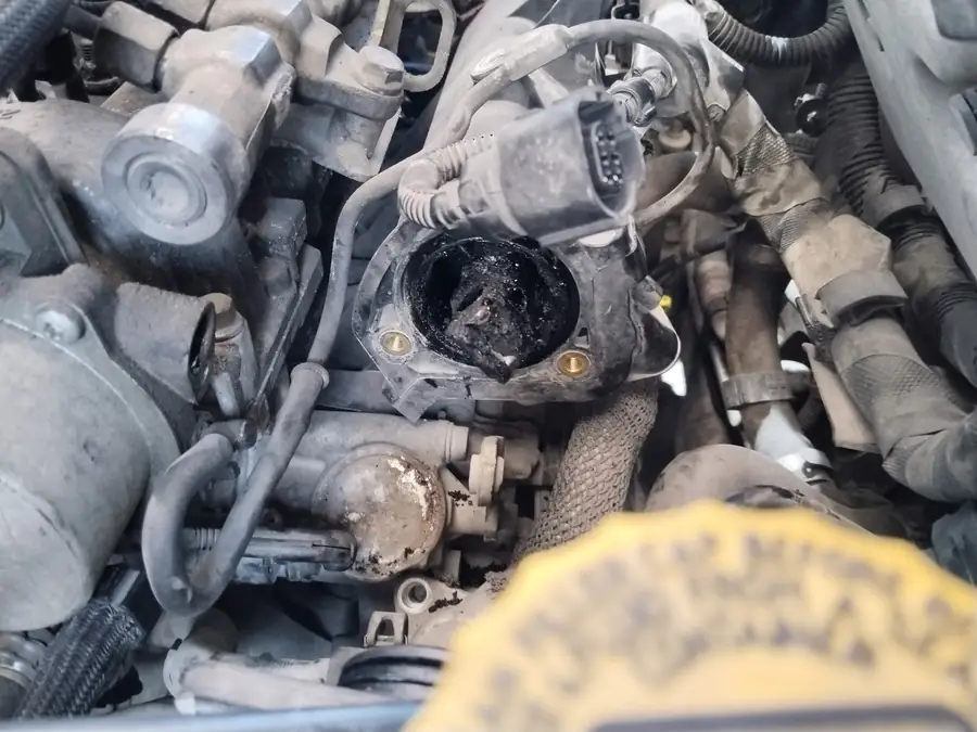 Onarım için sökülmüş motor parçası